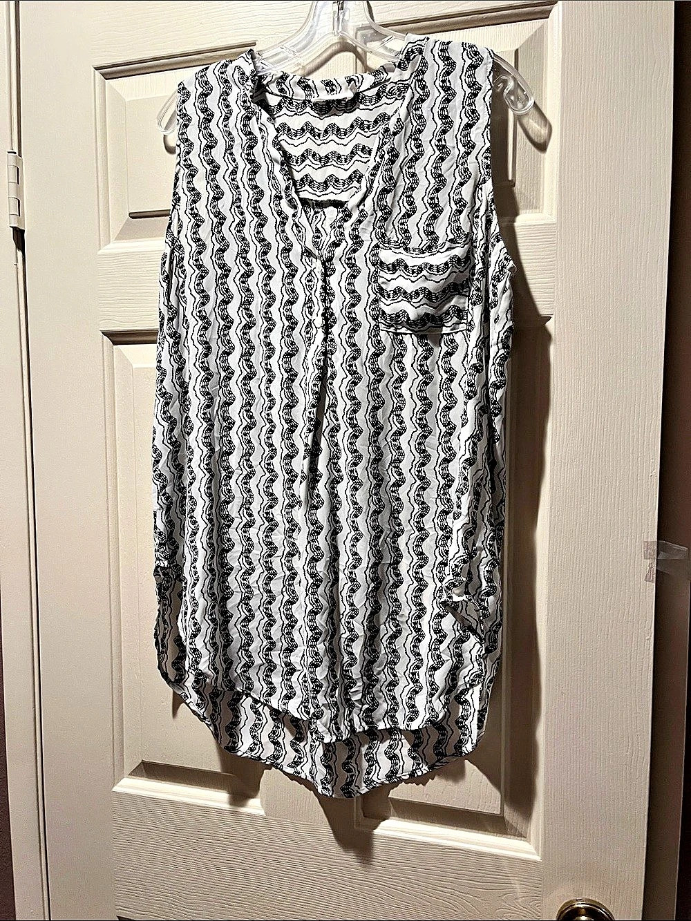 Lush Abstract Print Tunic in White & Black Size large. Good condition